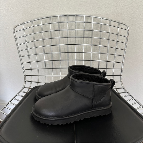 UGG Classic Ultra Mini in Black Leather - Picture 2 of 4